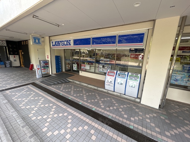 コンビニ　ローソン　新百合ヶ丘マプレ店（コンビニ）まで90m
