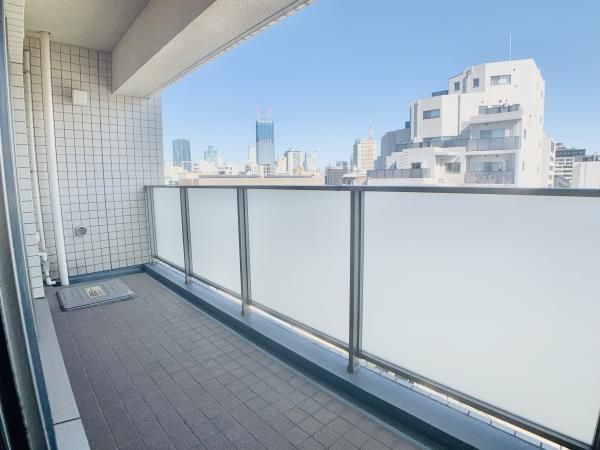バルコニー　外からの目が気にならないバルコニーで洗濯物が干せます