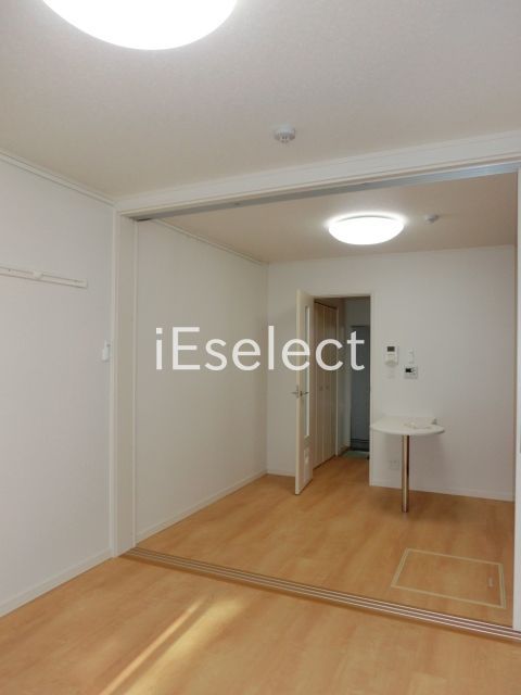 居室・リビング　バルコニー側から見たお部屋。