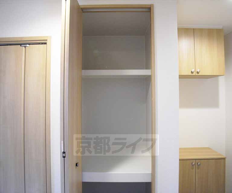 収納　玄関横の収納スペースです。
