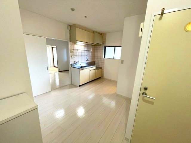 居室・リビング　イメージとして同マンション他部屋を表示しています