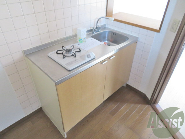 キッチン　一人暮らしには十分な大きさのキッチンですね。