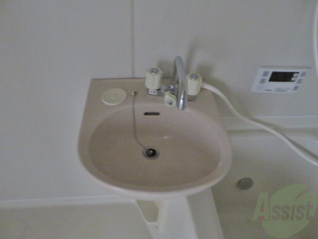 洗面設備　お風呂に入りながらここも掃除できちゃいますね。