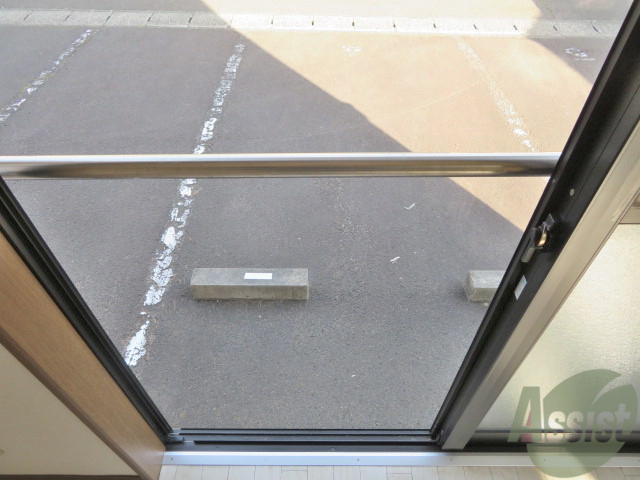 バルコニー　大通りに面していないので、車の騒音も心配ないですね。