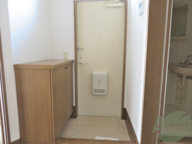 玄関　玄関です。少し狭いですが、傘立ても置けますね。