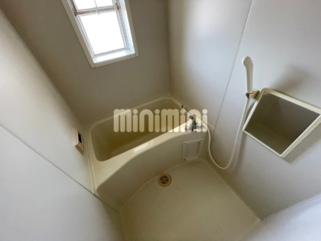 バス・シャワールーム　鏡、窓付きのバスルーム