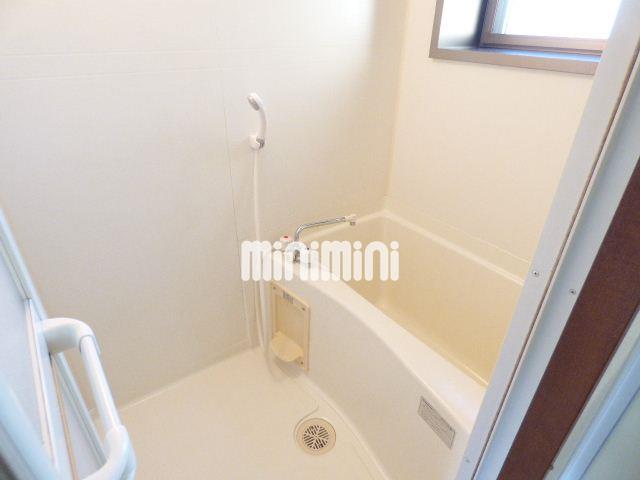 バス・シャワールーム　窓がついて明るいお風呂です。