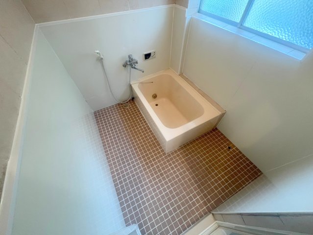 バス・シャワールーム　バスルームはトイレと別々で、広々としていますよ。