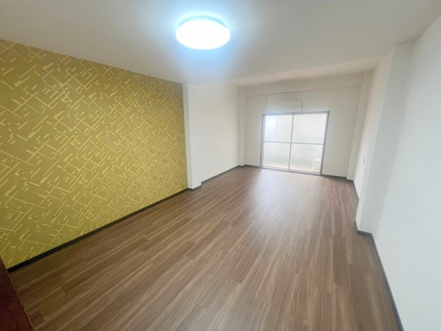 居室・リビング　明るく広々としたリビングです。