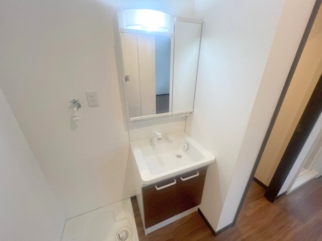 洗面設備　忙しい朝でもあなたを手助けしてくれる洗面台です。