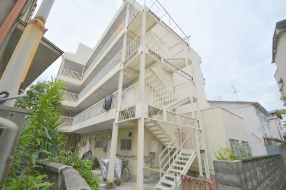 建物外観　存在感のある外観は落ちついた色合いで、堂々としていますね。