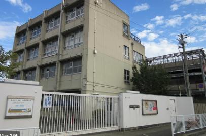 小学校　東大阪市立英田北小学校（小学校）まで207m