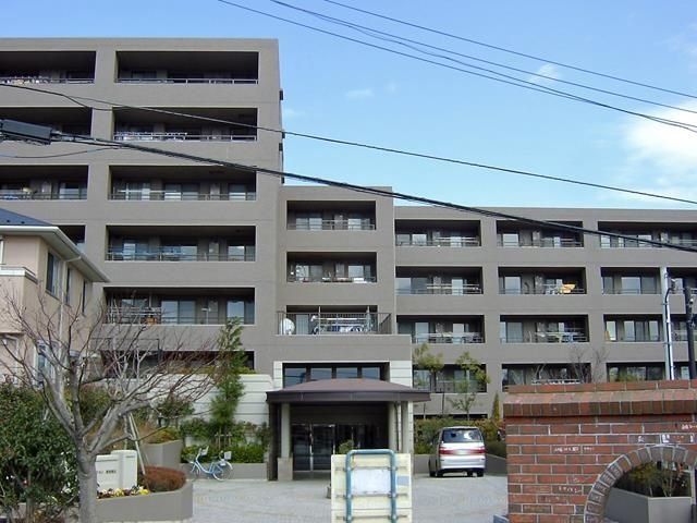 横浜市鶴見区下末吉のマンションの建物外観