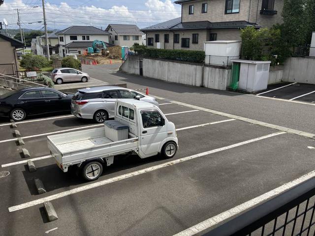 【ラークヒルズ　Ａの駐車場】