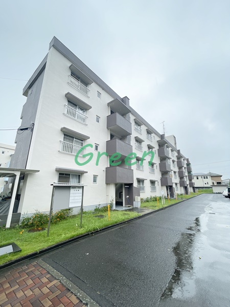 伊勢原市八幡台のマンションの建物外観