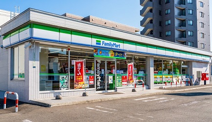 コンビニ　ファミリーマート札幌厚別南3丁目店（コンビニ）まで162m