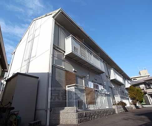 京都市西京区嵐山谷ケ辻子町のアパートの建物外観