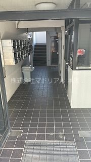 【品川区上大崎のマンションのエントランス】