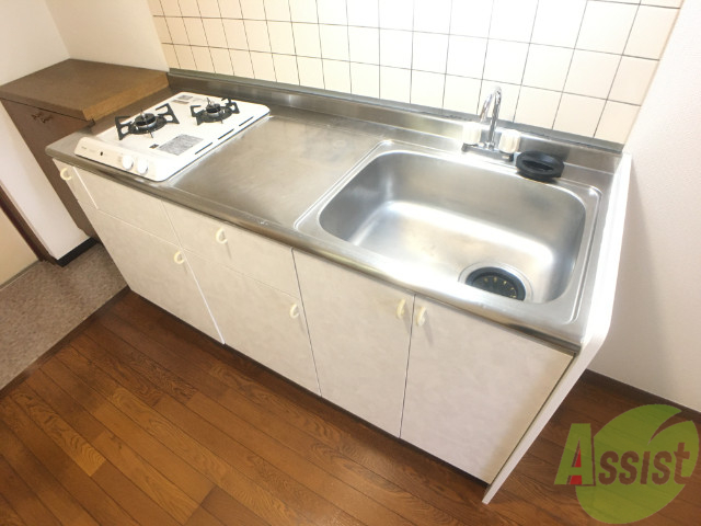 キッチン　一人暮らしには、十分な広さのキッチンですね。