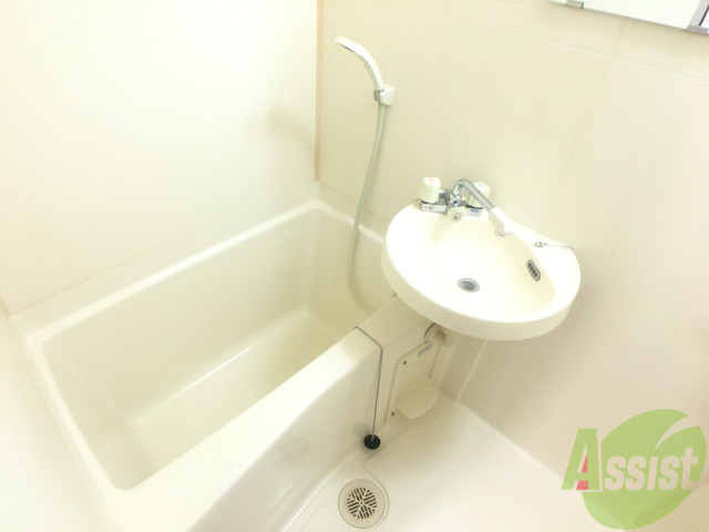 バス・シャワールーム　浴槽も広くてゆったりとくつろげるスペースがありますね。