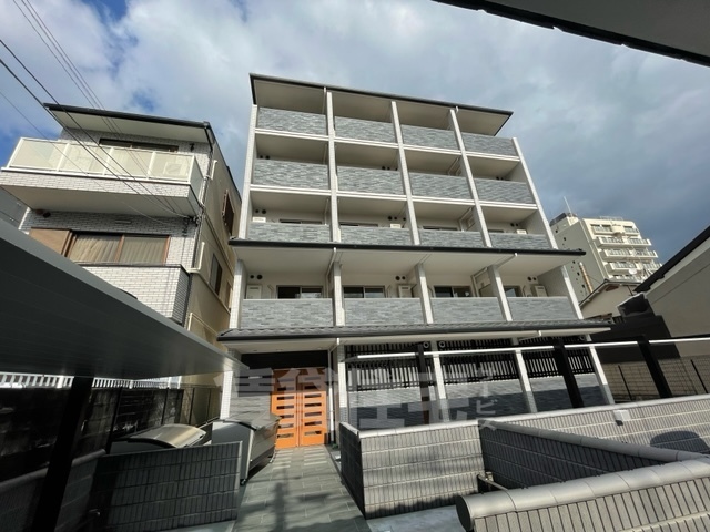 京都市上京区菱屋町のマンションの建物外観