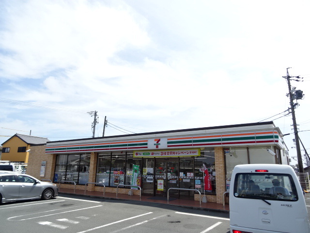 コンビニ　セブンイレブン（コンビニ）まで698m