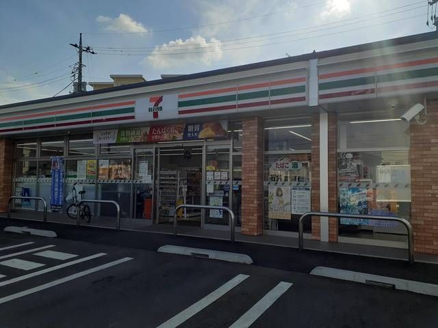 コンビニ　セブンイレブン東石岡4丁目店（コンビニ）まで210m