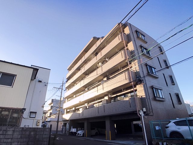 名古屋市南区岩戸町のマンションの建物外観