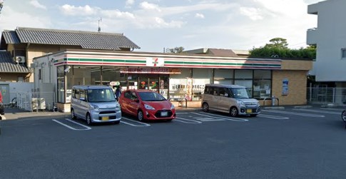 コンビニ　セブンイレブン（コンビニ）まで436m
