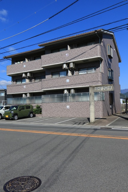 東温市北方のマンションの建物外観