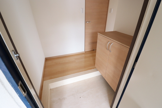 玄関　※別号室の写真です。