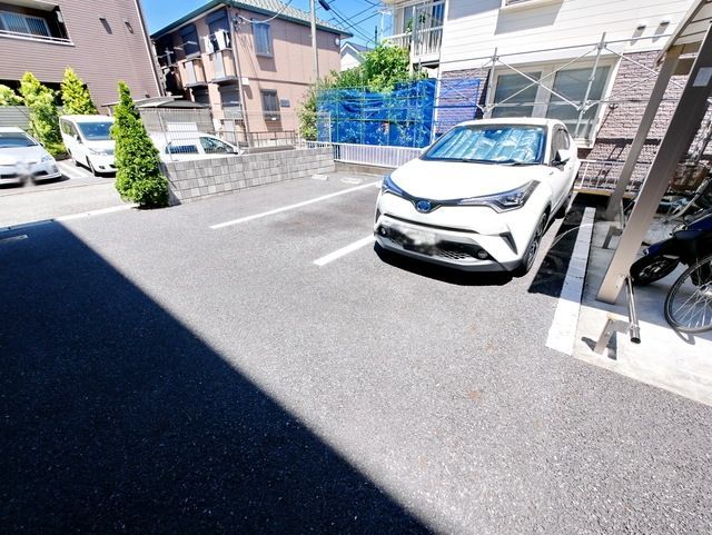 【川崎市高津区久地のマンションの駐車場】