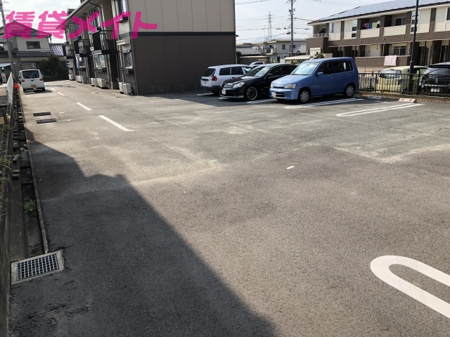 【津市高茶屋小森町のアパートの駐車場】