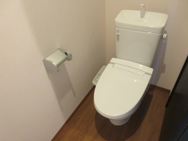 トイレ　トイレはシャワー洗浄機能付きです。