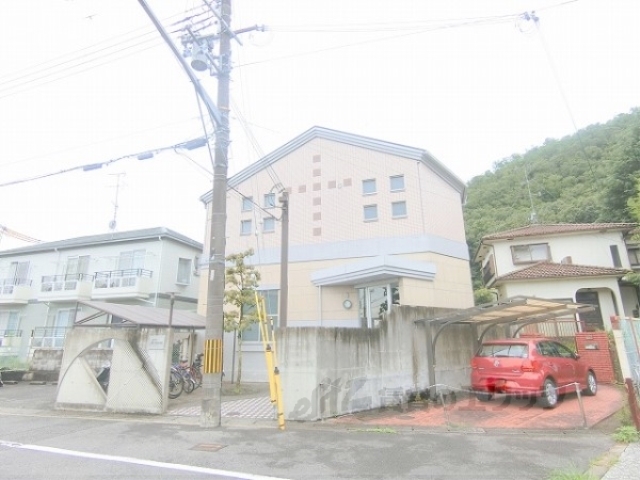 京都市左京区松ケ崎河原田町のマンションの建物外観