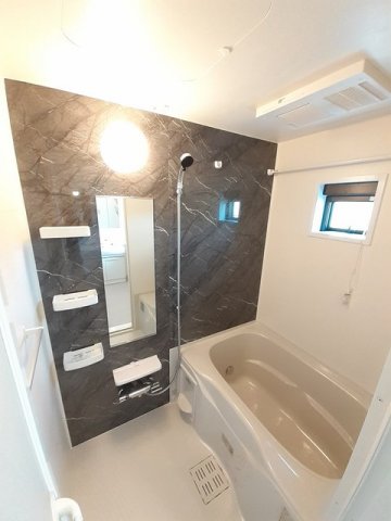 バス・シャワールーム　コンパクトで使いやすいお風呂です