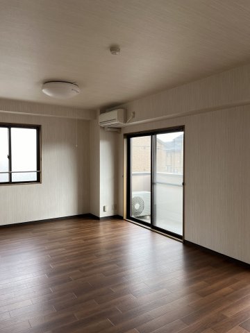 居室・リビング　リビングは2面採光で日当たり良好♪