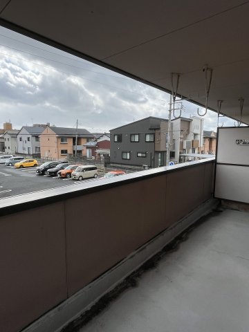 バルコニー　広々としたバルコニーで洗濯物もいっぱい干せちゃいます！