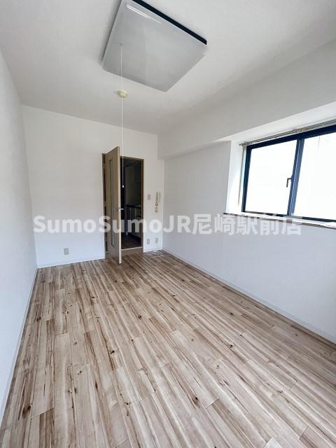 その他部屋・スペース　落ち着いた色調の寝室です