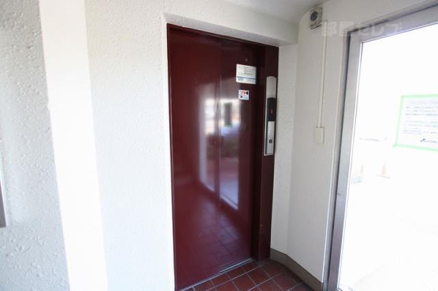 ロビー　エレベータもあります。