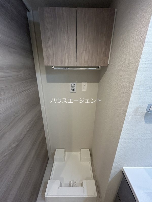 その他　洗濯機置場の上には収納付きで便利です。