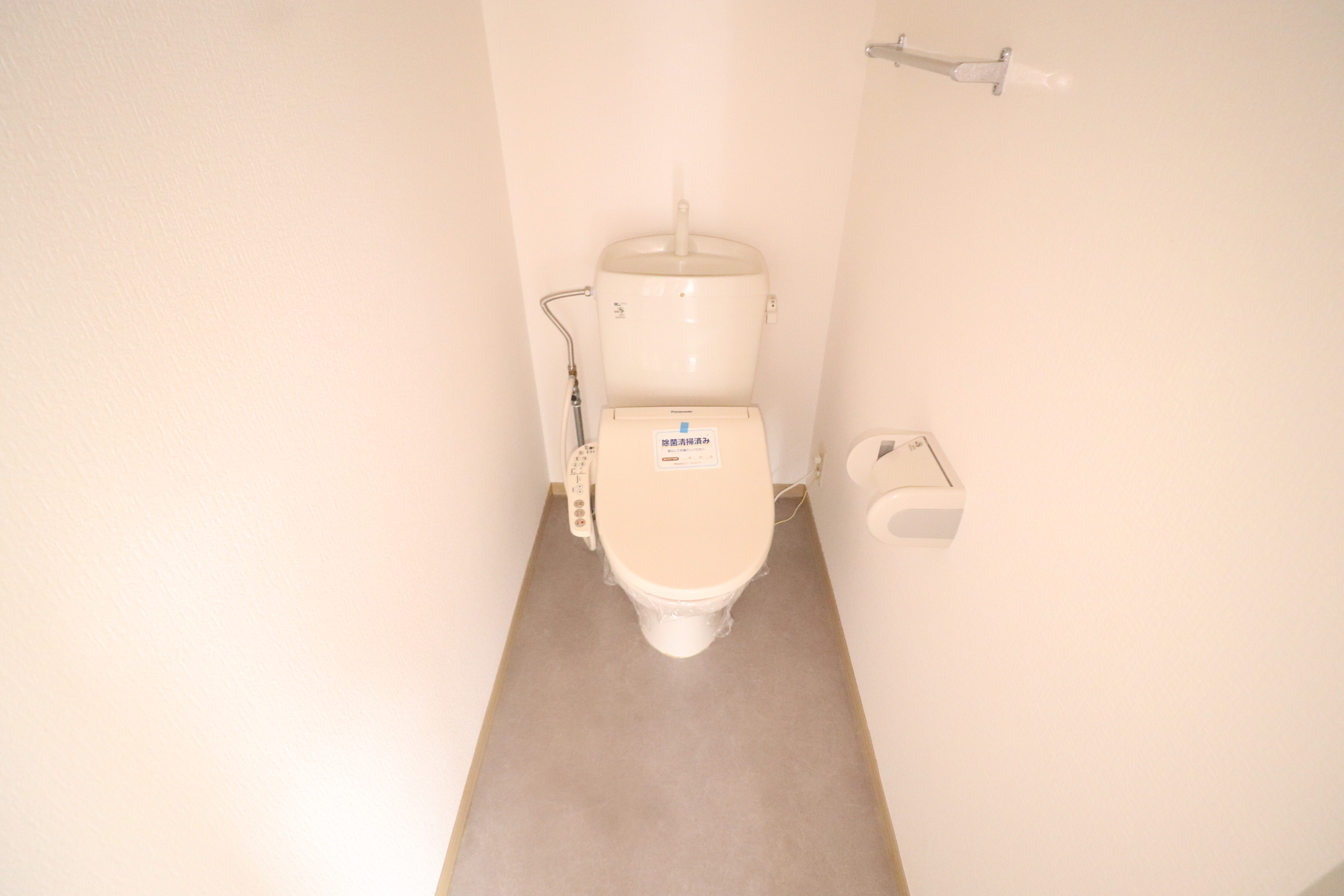 トイレ　温水洗浄便座付きです！