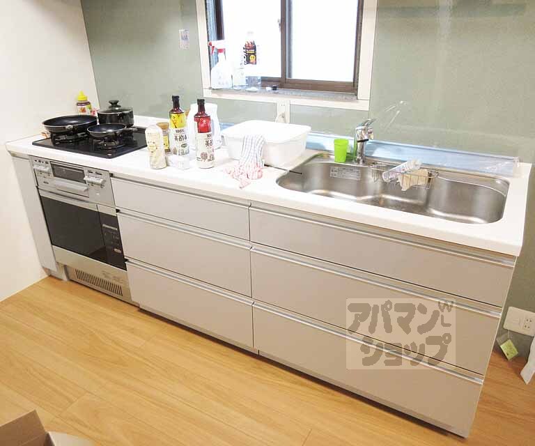 キッチン　３口ガスコンロのシステムキッチンです。