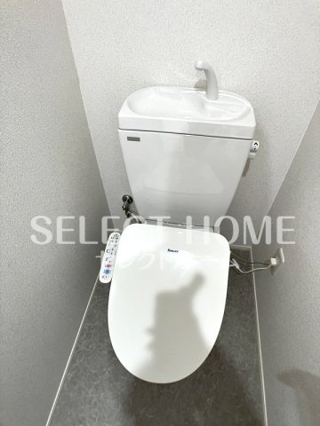 トイレ　落ち着いた色調のトイレです