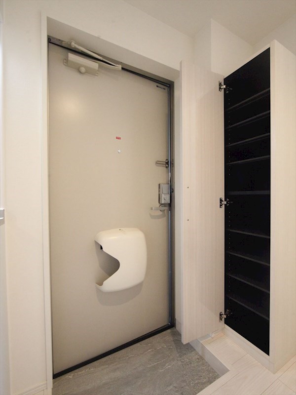 玄関　玄関　シューズボックス付（収納充実してます）