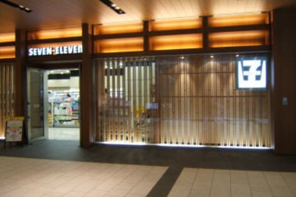 コンビニ　セブンイレブン東京ミッドタウン店（コンビニ）まで120m