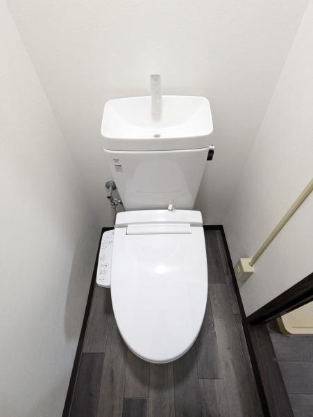 トイレ　温水洗浄便座付きです☆