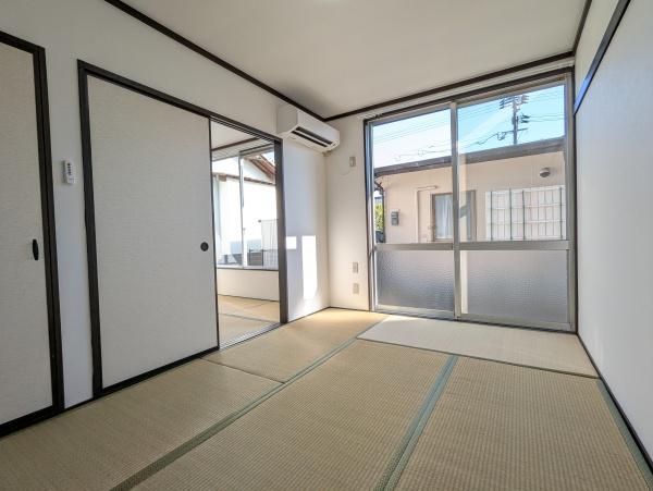 居室・リビング　窓がたくさんあり、日がさんさんと入ります