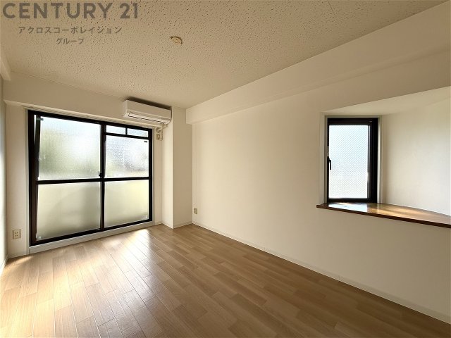 居室・リビング　角部屋、出窓有！日当たりも良好です?