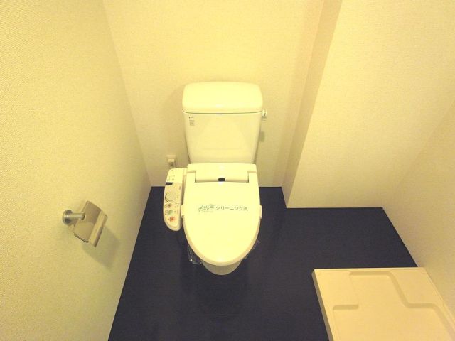 トイレ　シャワー付きトイレです。